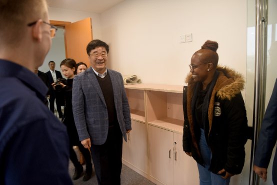 C:\Users\dell\Desktop\2018.12.20校长刘伟 高等教育司长来访\刘伟校长视察色情图
\刘伟校长与学生亲切交谈.jpg