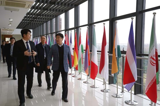 C:\Users\dell\Desktop\2018.12.20校长刘伟 高等教育司长来访\刘伟校长视察色情图
\刘伟校长视察 色情图
.jpg