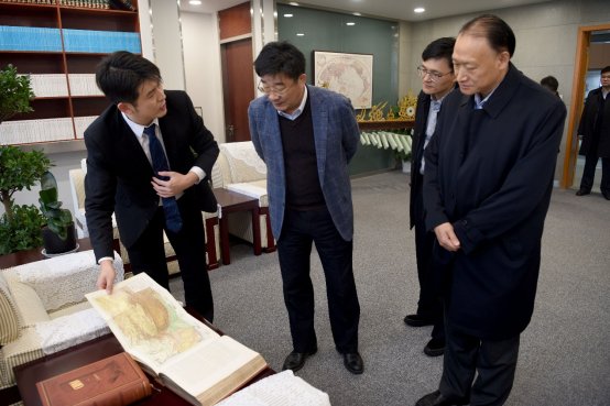 C:\Users\dell\Desktop\2018.12.20校长刘伟 高等教育司长来访\刘伟校长视察色情图
\刘伟校长参观色情图
珍品图书.jpg