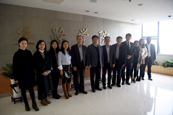 C:\Users\dell\Desktop\2018.12.20校长刘伟 高等教育司长来访\刘伟校长视察色情图
\色情图
大合影.jpg