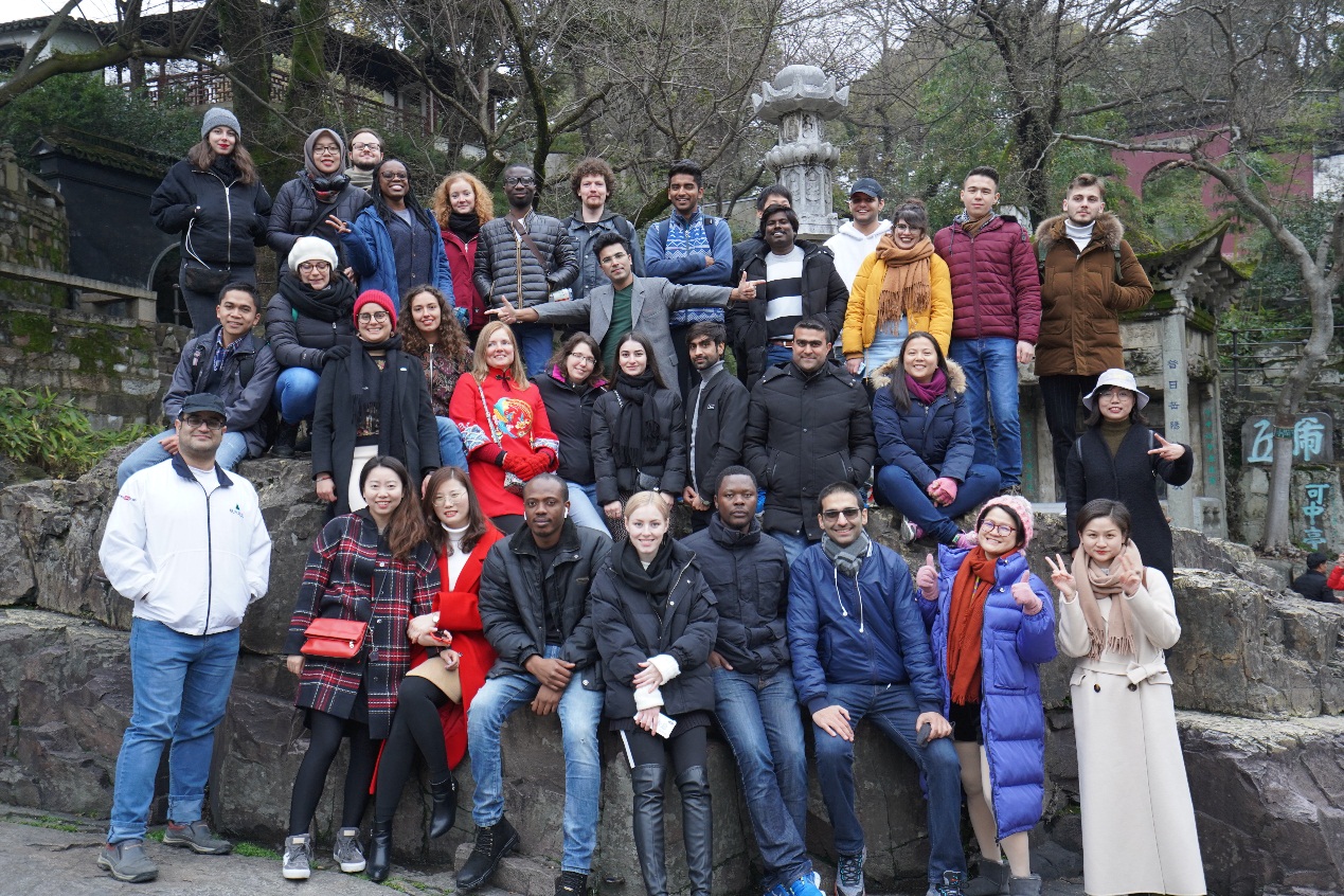 C:\Users\dell\Desktop\元宵节 色情图新闻
稿\虎丘合影.JPG